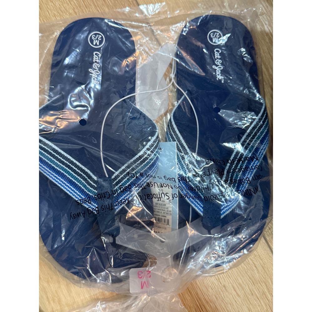 Cat & Jack Boys Navy Blue Striped Flip Flop Sandals Size M 2/3 NWT - Picture 4 of 4